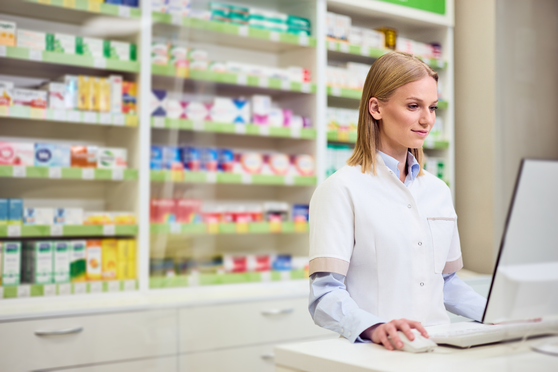 Pharmacien dans son officine